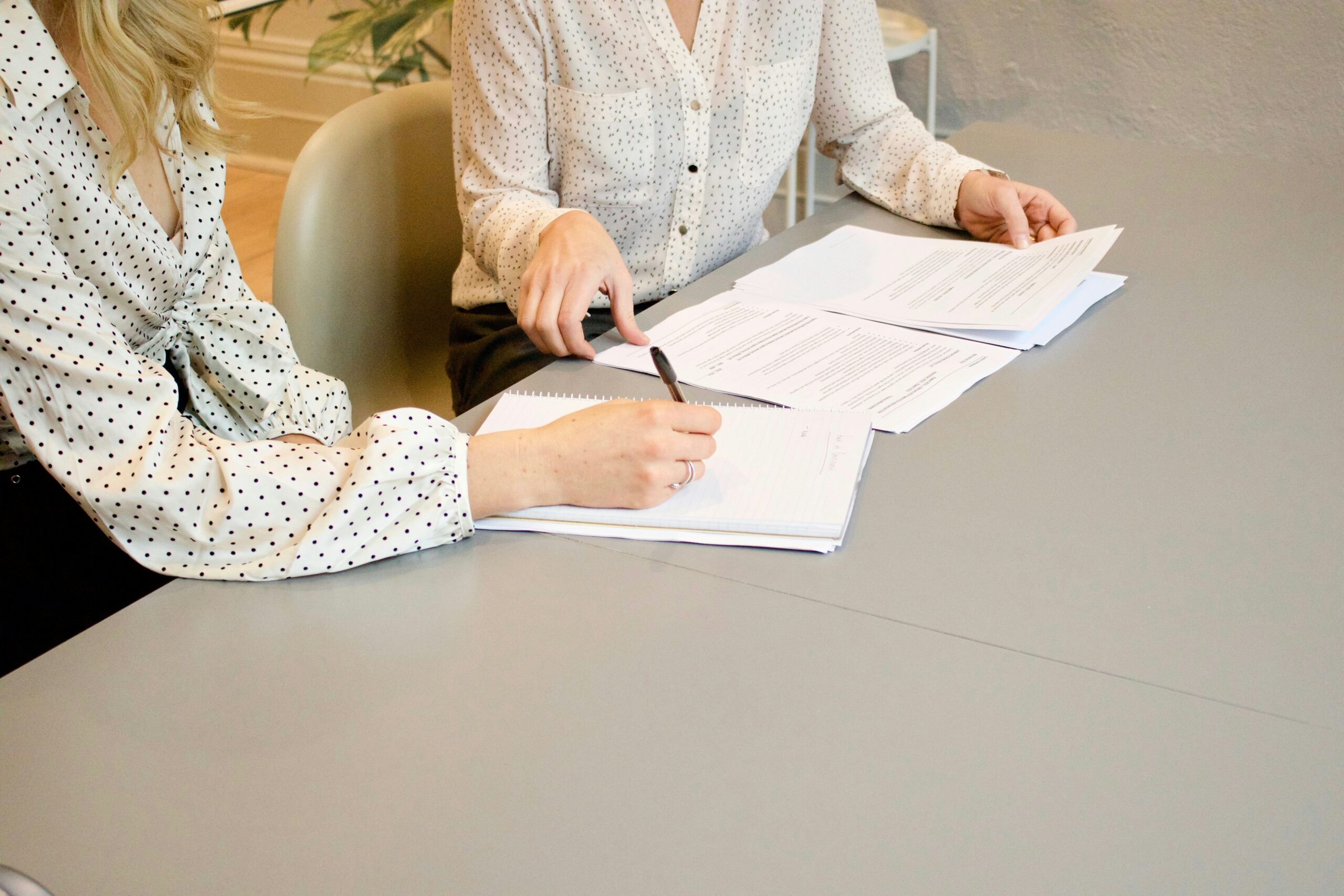 california woman signing an estate plan in california